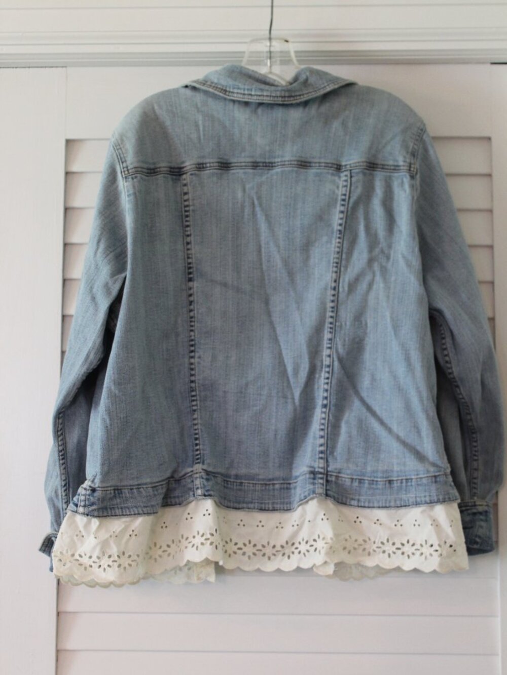 Venezia Women Size 18/20 Light-wash Denim Jacket with white lace-trim underlay - Picture 3 of 4